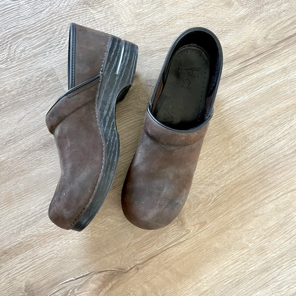 Dansko men brown clog — only worn once - Picture 3 of 9